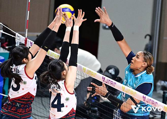 지난 13일 서울 장충체육관에서 열린 진에어 2025~2026 V리그 여자부 수원 현대건설과 서울 GS칼텍스의 경기에서 현대건설 정지윤(왼쪽)과 양효진이 지젤 실바의 공격을 가로막고 있다.