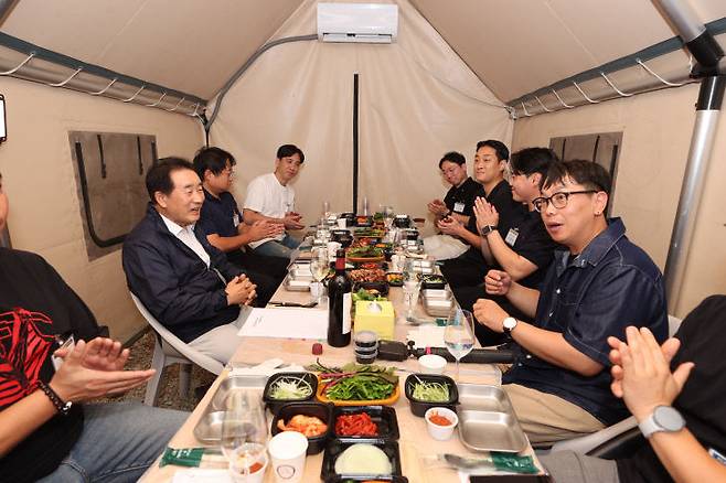 송기섭 진천군수가 청년들과 소통하기 위해 마련한 톡톡 소통 릴레이 현장. (진천군 제공)