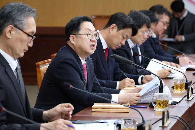 이장우 대전시장은 15일 대전시 주간업무회의에서 '소상공인 임대료 감면·지원 정책의 실효성'과 '시민 생활과 밀접한 안전·환경의 개선' 등을 강조했다.사진제공은 대전시