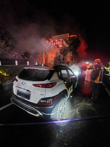 ◇14일 0시12분께 춘천시 중앙고속도로 춘천방향 원창교 인근에서 A(31)씨가 몰던 코나 승용차가 제설차를 들이받았다. 사진=강원특별자치도소방본부 제공