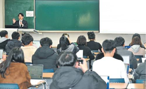 ◇지난 12일 강원대 60주년기념관에서 열린 2025 강원에듀테크박람회와 함께 진행된 교사연수에 참여한 선생님들이 인공지능 교수학습 플랫폼인 ‘강원아이로(AI-ro)