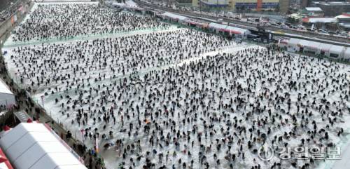◇대한민국 대표 겨울축제인 2026 얼음나라 화천산천어축제가 내년 1월10일부터 2월1일까지 화천천 일대에서 열린다. 사진은 2025년 1월 산천어축제장 얼음낚시터를 가득 메운 인파.
