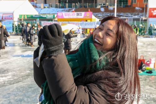 ◇얼음낚시를 즐기는 외국인 관광객.
