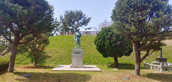 남해군 남면 앵강고개에 있는 군민동산에 제주4.3사건 때 강경 진압을 주도한 박진경 대령의 동상이 세워져 있다. /경남도민일보 DB