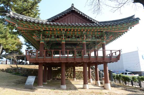 수항루는 2층 누각으로 통영성 남문 밖에 위치했는데 임진왜란의 승전을 길이 기념하기 위해 숙종 3년(1677년) 제58대 윤천뢰 통제사가 건립했다. 수항루는 봄가을 군점(수조)때에 모의 왜병으로부터 항복받는 행사를 거행해 왔다. 해안 매립으로 인해 선착장 원래의 모습을 잃어버려 1986년 현재의 위치로 이전해 중건했다.