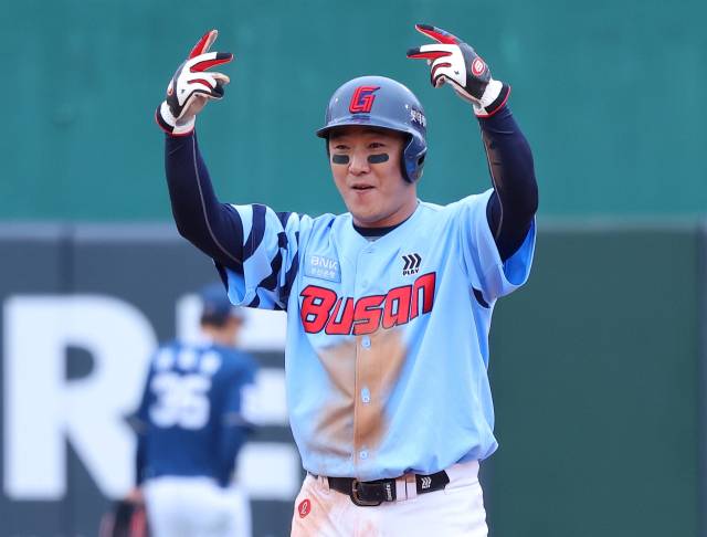 15일 은퇴 선언을 한 롯데 자이언츠 정훈. 부산일보DB