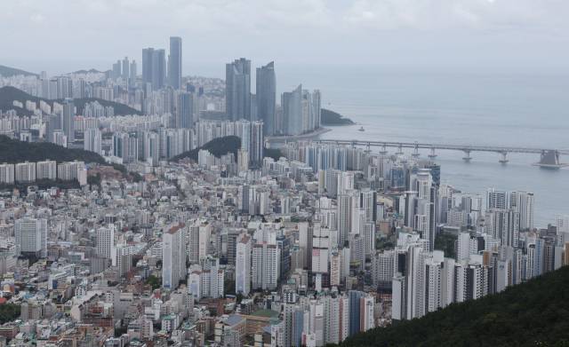 부산 아파트 가격이 상승하며 아파트 구입 시기에 대한 관심이 커지고 있다. 부산 수영구와 해운대구 일대 아파트 단지 전경. 정종회 기자 jjh@