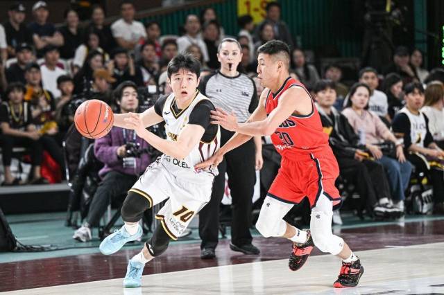 창원 LG 세이커스 윤원상이 지난 9일 창원체육관에서 열린 몽골 자크 브롱코스와의 홈경기에서 돌파를 하고 있다./EASL/