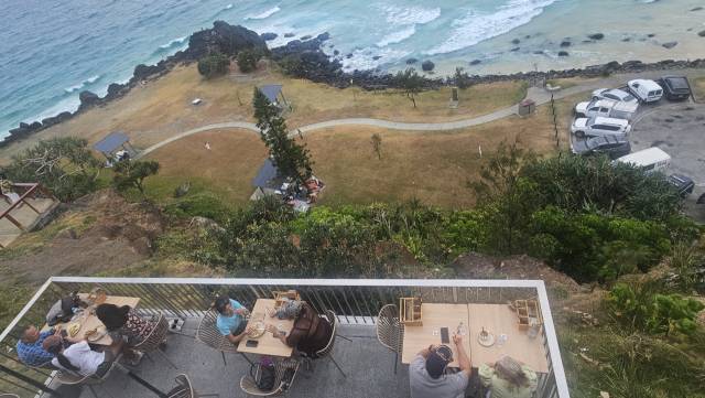 포인트 데인저 전망대 인근 식당에서 관광객들이 휴식을 취하고 있다.