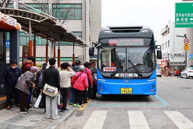 울진군은 군민과 관광객을 대상으로 농·어촌버스를 전면 무료로 운행하는 정책을 시행하고 있다. 울진군 제공
