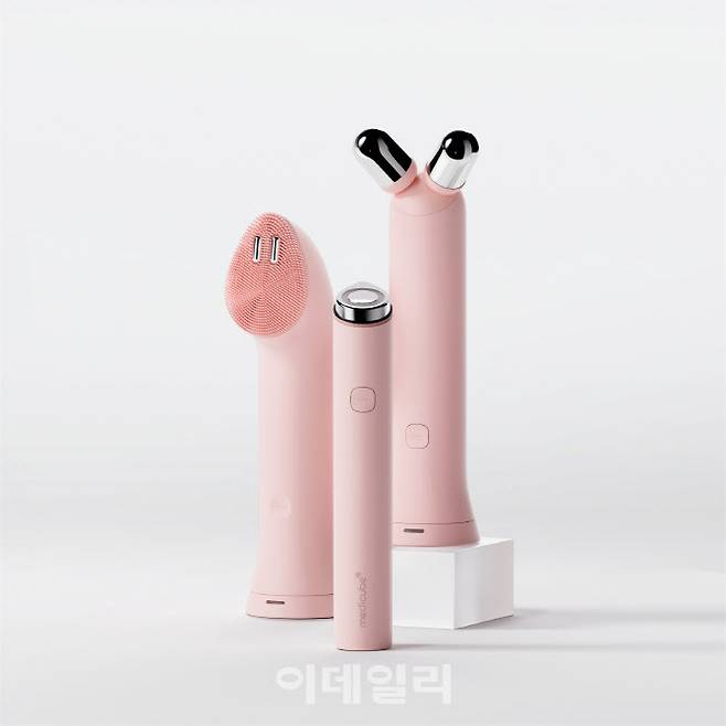 에이피알 메디큐브 에이지알의 결합형 뷰티 디바이스 라인업(사진=에이피알)