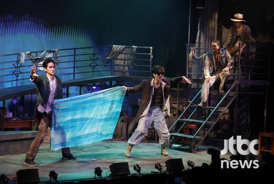 15일 오후 서울 예스24스테이지에서 뮤지컬 '시지프스' 프레스콜이 열렸다. 강하경, 윤지우, 임강성, 이선우가 무대 위에 올라 작품의 주요 넘버를 선보였다. 박세완 엔터뉴스팀 기자 park.sewan@jtbc.co.kr