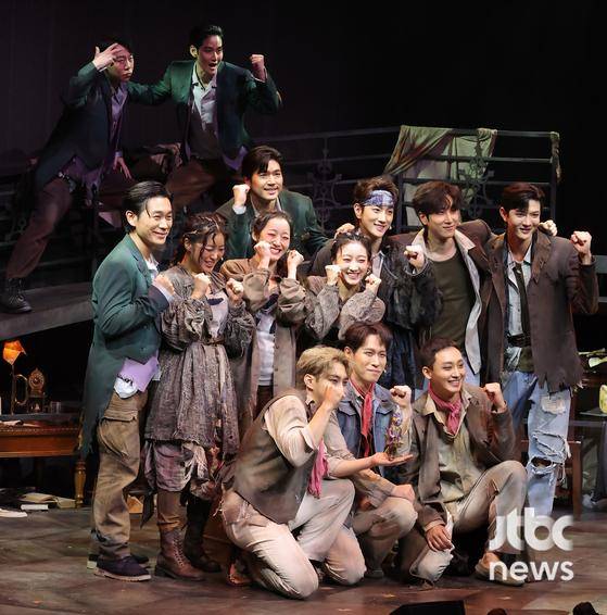 15일 오후 서울 예스24스테이지에서 뮤지컬 '시지프스' 프레스콜이 열렸다. 이형훈, 강하경, 조환지, 리헤이, 박선영, 윤지우, 정민, 임강성, 박유덕, 김대곤, 이후림, 김태오, 이선우이 참석해 포토타임을 갖고 있다. 박세완 엔터뉴스팀 기자 park.sewan@jtbc.co.kr
