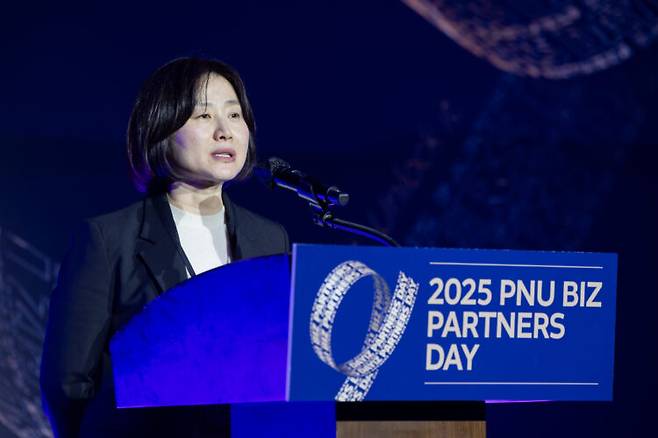 강정은 부산대기술지주 대표이사는 "꿈이 있으면 열정이 생기고, 열정이 생기면 몰입하게 된다. 몰입하면 흔들지 않게 되고, 흔들리지 않으면 성과를 낼 수 있다"며 "꿈이 있는 파트너들과 언제, 어디서든 함께 하겠다"고 했다. 사진=부산대기술지주
