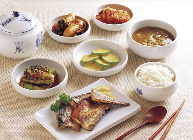 식사 때  채소→단백질→탄수화물 순으로 먹으면 혈당, 체중 조절에 도움이 된다. 밥은 잡곡밥을 먹는 게 좋다. 사진=클립아트코리아