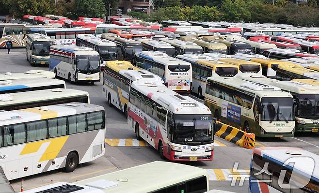 추석 연휴를 하루 앞둔 2일 오후 서울 서초구 고속버스터미널에 귀성객들을 수송할 버스가 줄지어 세워져 있다. 2025.10.2/뉴스1 ⓒ News1 장수영 기자