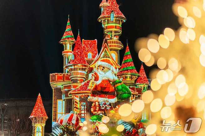 로리캐슬 크리스마스 멀티미디어 맵핑쇼. (롯데월드 어드벤처 부산 제공. 재판매 및 DB 금지)