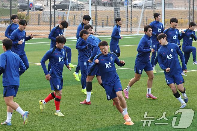 이민성 감독이 이끄는 U-22 축구 국가대표팀 선수들이 15일 오후 충남 천안 대한민국 축구종합센터에서 훈련을 하고 있다. 이번 훈련은 내년 1월 사우디아라비아에서 열리는 AFC U-23 아시안컵을 앞두고 실시하는 마지막 국내 소집 훈련이다. 2025.12.15/뉴스1 ⓒ News1 이광호 기자