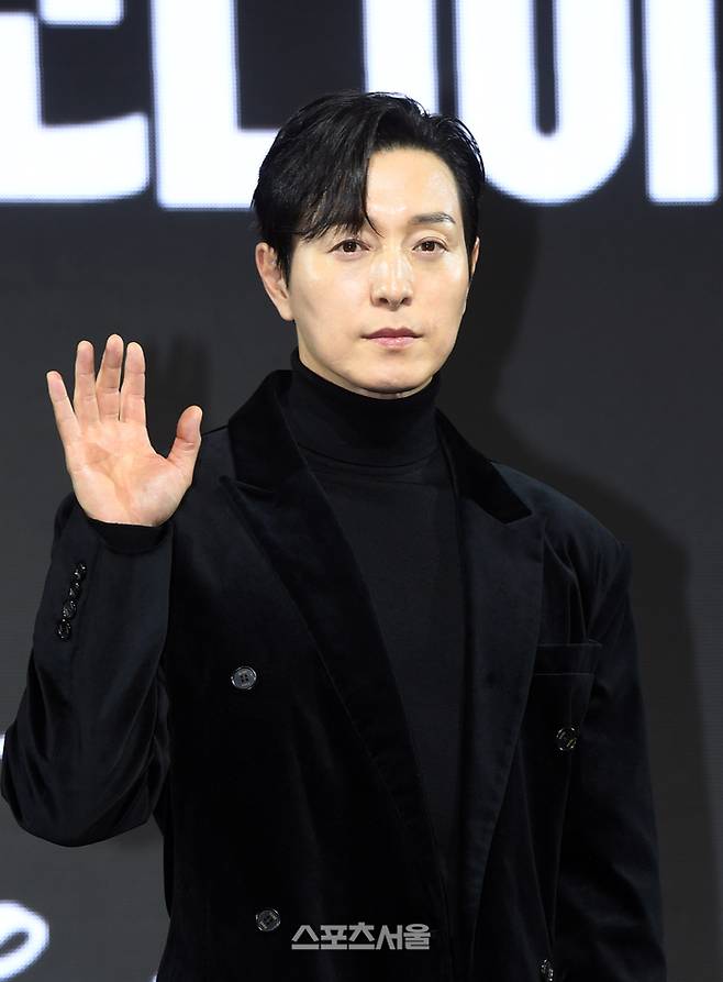 배우 정성일이 15일 서울 강남구 그랜드 인터컨티넨탈 파르나르에서 진행된 디즈니+ 오리지널 시리즈 ‘메이드 인 코리아’ 제작발표회에서 취재진을 향해 포즈를 취하고 있다. ‘메이드 인 코리아’는 1970년대 혼란과 도약이 공존했던 대한민국, 국가를 수익모델로 삼아 부와 권력의 정점에 오르려는 사내 백기태(현빈 분)와 그를 끝까지 추적하는 검사 장건영(정우성 분)이 시대를 관통하는 거대한 사건들과 직면하는 이야기를 그리고 있으며 현빈, 정우성, 우도환, 서은수, 원지안, 정성일, 강길우, 노재원, 박용우가 출연하고 우민호 감독이 메가폰을 잡았다. 2025. 12. 15. 박진업 기자 upandup@sporsseoul.com