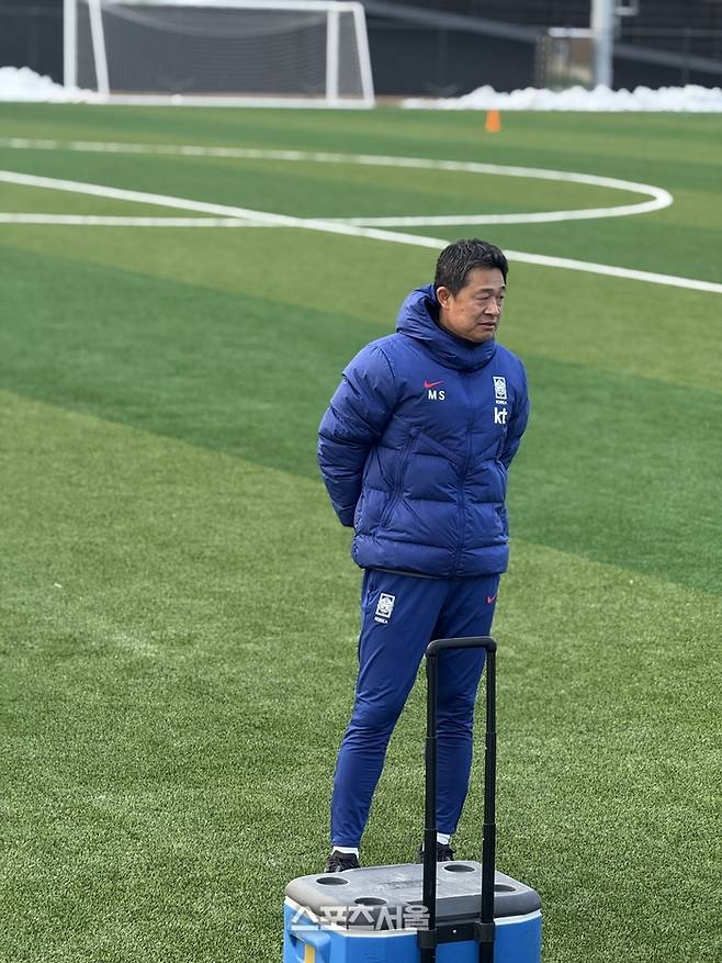 훈련 모습을 지켜보는 이민성 감독. 천안 | 정다워 기자