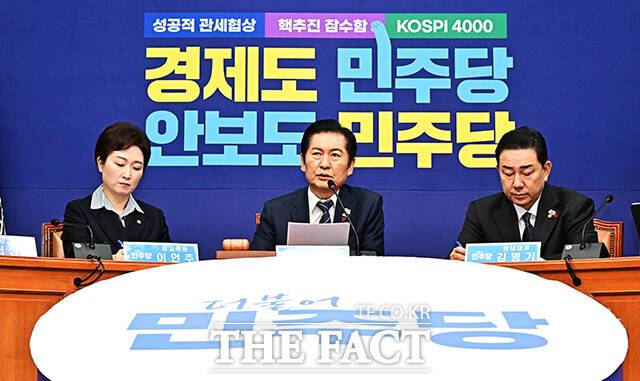 정청래 더불어민주당 대표가 15일 오전 서울 여의도 국회에서 열린 최고위원회의에 참석해 모두발언을 하고 있다. /국회=배정한 기자