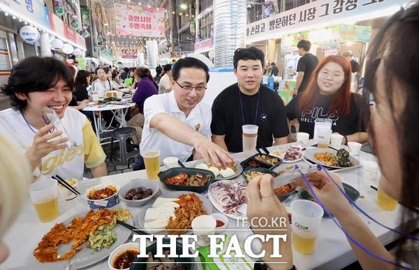 박희조 동구청장이 중앙시장 야시장 '동구夜놀자'에 참석해 청년들과 소통간담회를 갖고 있다. /대전 동구