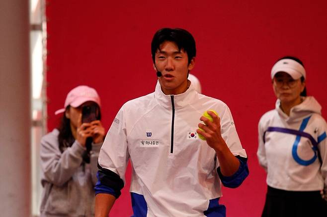 신우빈의 레슨과 내용을 모두 기억하기 위해 스마트폰 영상 촬영을 하고 있는 이벤트 참가자