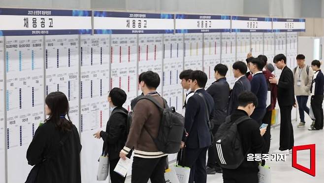 채용박람회에 참석한 구직자들이 채용공고문을 확인하고 있는 모습. 기사와는 무관. 아시아경제DB