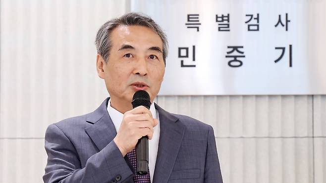 윤석열 전 대통령의 부인 김건희 여사 의혹 관련 사건을 맡은 민중기 특별검사가 2025년 7월 2일 오전 서울 종로구 KT광화문빌딩 웨스트에 마련된 특검 사무실에서 현판 제막식을 가졌다. /김지호 기자