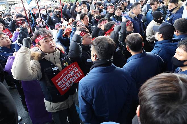 현대차 비정규직지회가 지난 12일 현대차 울산공장 앞에서 결의 대회를 연 모습. 이들은 현대차와 직접 근로계약을 맺지 않은 하청업체 노동자들로, 현대차 공장에서 보안·미화·급식 등 업무를 맡고 있다./민주노총 텔레그램