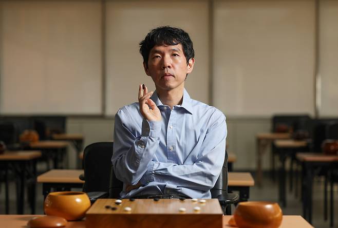 2025년 12월 11일 서울 성동구 한국기원에서 만난 이창호 9단은 인터뷰 내내 거의 웃지 않았다. 여전히 운전을 못하는 그는 집에서 한국기원이 있는 성동구까지 지하철을 타고 다닌다고 했다. /장경식 기자