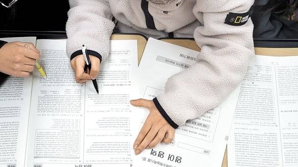 지난달 17일 대구 수성구 정화여고에서 3학년 학생들이 전날 치른 수학능력시험 가채점을 하고 있다. /연합뉴스