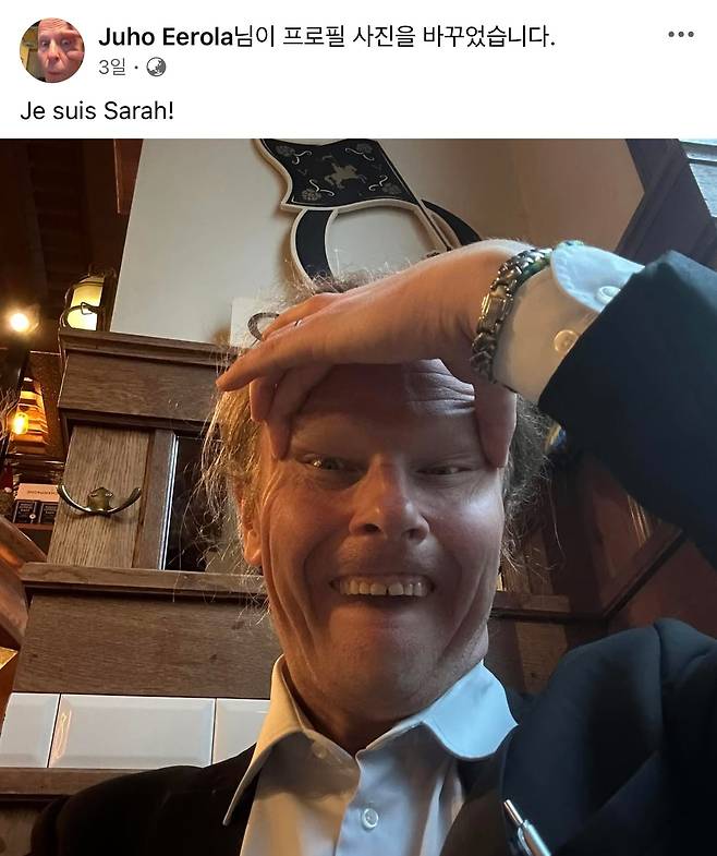 Je suis Sarah! (내가 사라 자프체다!) 라는 문구와 함께 눈을 찢은 모습을 페이스북에 올린 유호 에롤라 의원 /유호 에롤라 페이스북