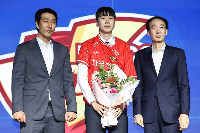 프로배구 V리그 남자부 신인 드래프트 전체 1순위로 한국전력에 입단한 제천산업고 방강호(가운데)가 권영민(왼쪽) 한국전력 감독, 김철수 단장과 기념 촬영을 하고 있다. /뉴스1