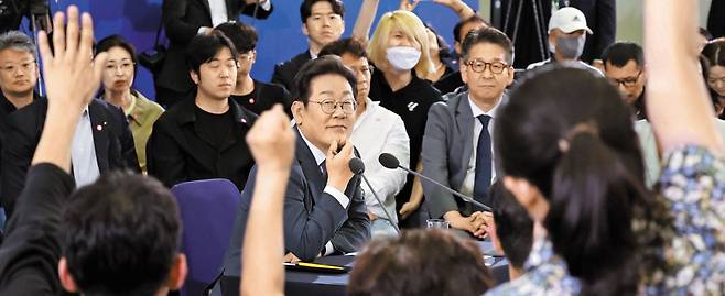 이재명 대통령이 지난 7월 4일 대전컨벤션센터에서 열린 타운홀 미팅에서 시민들의 질문을 받고 있다. 이날 이 대통령은 채무 탕감 제도를 언급하며 "정상적으로 갚는 분들도 많이 깎아줄 생각이고, 앞으로도 추가할 생각"이라고 했다. /연합뉴스