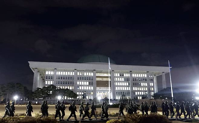 작년 12월 3일 비상계엄 선포 후 국회에 진입했던 계엄군 병력이 이튿날인 12월 4일 새벽 계엄해제 후 국회 밖으로 철수하고 있다. /뉴시스