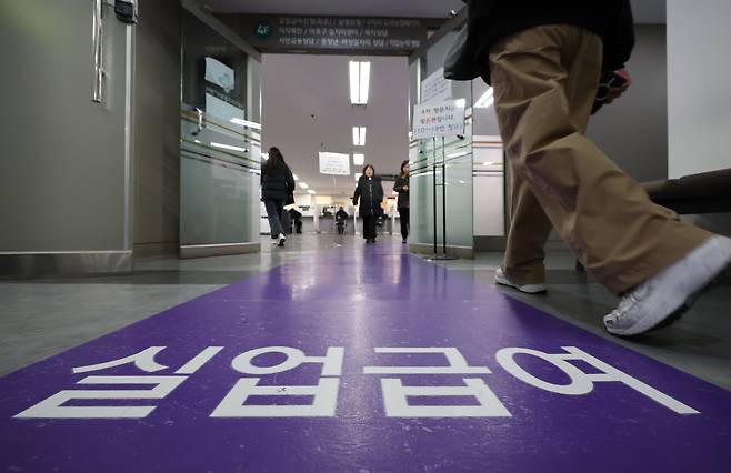 2025년 12월 10일 서울 마포구 서부고용복지플러스 센터에서 실직자들이 실업급여 상담을 받기 위해 상담소로 들어서고 있다. /장경식 기자