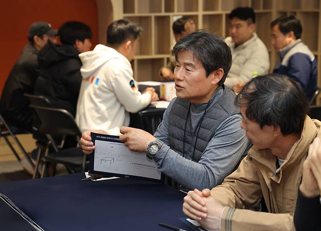 지난 12일 진행된 ‘안전 동행 워크숍’ 행사에서 GS건설 임직원 및 협력사 관리자, 작업자들이 기념사진을 촬영하고 있다. /GS건설 제공