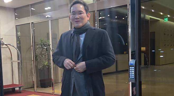 이재용 삼성전자 회장이 미국 출장을 마치고 15일 서울 강서구 김포비즈니스항공센터를 통해 입국하고 있다. /연합뉴스