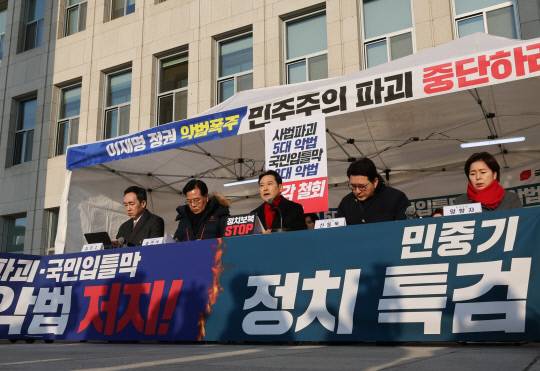 국민의힘 장동혁 대표가 15일 서울 여의도 국회 본청 앞 더불어민주당의 쟁점 법안 추진을 저지하기 위한 천막 농성장에서 열린 최고위원회의에서 발언하고 있다. 연합뉴스