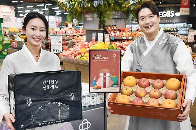 모델들이 15일 서울 등촌동 홈플러스 메가 푸드 마켓 라이브 강서점에서 ‘2026설날 선물세트 사전예약’을 소개하고 있다.ⓒ홈플러스
