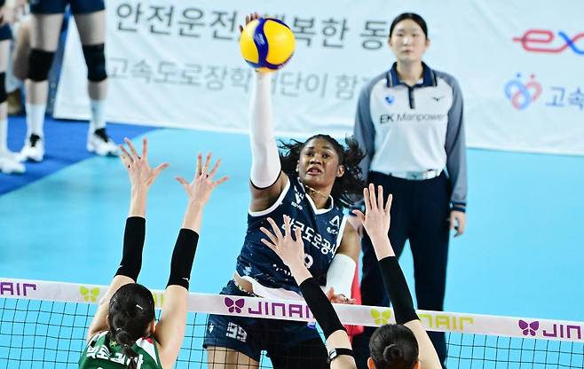 프로배구 여자부 한국도로공사의 외국인 주포 모마(가운데)가 상대 블로킹 위로 스파이크를 때리고 있다. 모마는 14일 IBK기업은행과의 안방경기에서 양 팀 최다인 35점을 뽑아내며 팀의 승리를 이끌었다. 한국배구연맹(KOVO) 제공