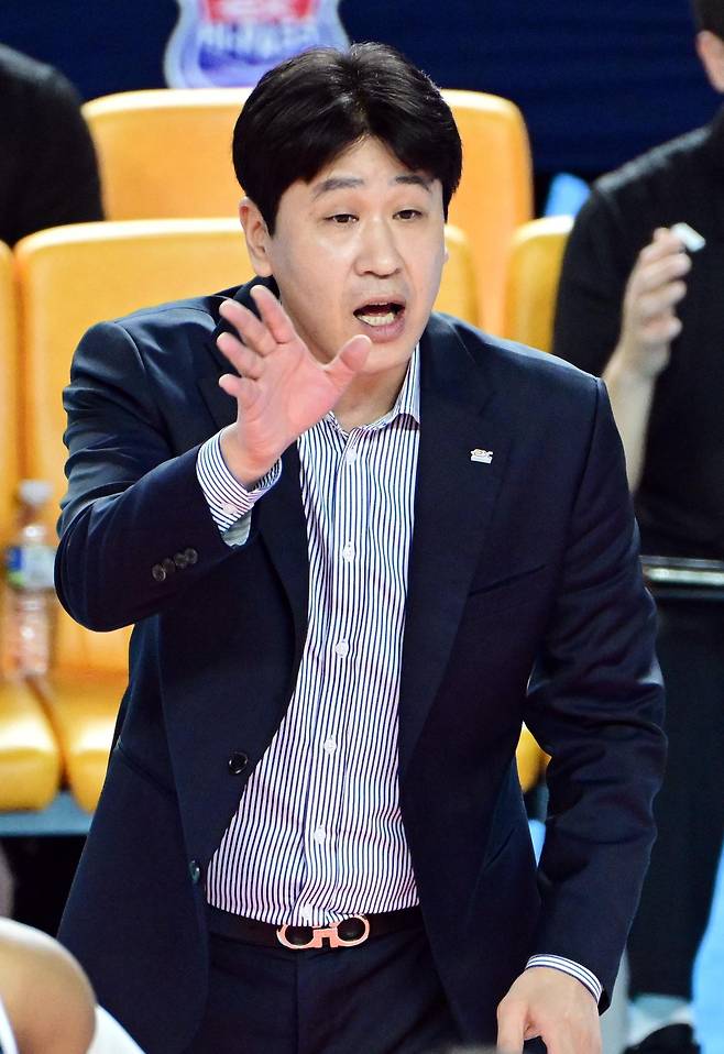 김종민 한국도로공사 감독은 이날 승리로 158승째(143패)를 거둬 여자부 감독 최다승 단독 1위에 올랐다.
한국배구연맹(KOVO) 제공