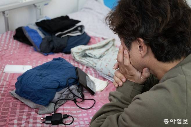 아버지가 돌아가신 후 요양원을 찾은 아들 성식이 아버지의 유품을 정리하다 가만히 바라보고 있다. 저녁식사 도중 갑작스레 세상을 떠난 아버지와 성식은 마지막 인사를 나누지 못했다.