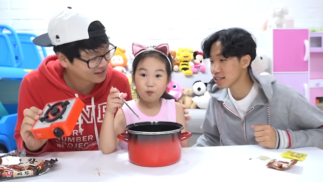 2018년 당시 화제가 된 보람튜브의 ‘짜왕 먹방’ 영상. 조회수 4.3억 회를 기록했다. 보람튜브 갈무리