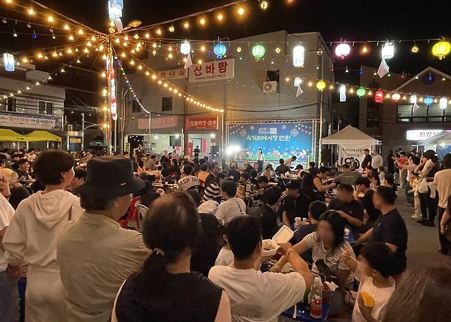 청주시 대표 전통시장인 육거리종합시장이 주말 야시장 개장으로 남녀노소 누구나 즐길 수 있는 ‘꿀잼 핫플레이스’로 주목받고 있다. 청주시 제공