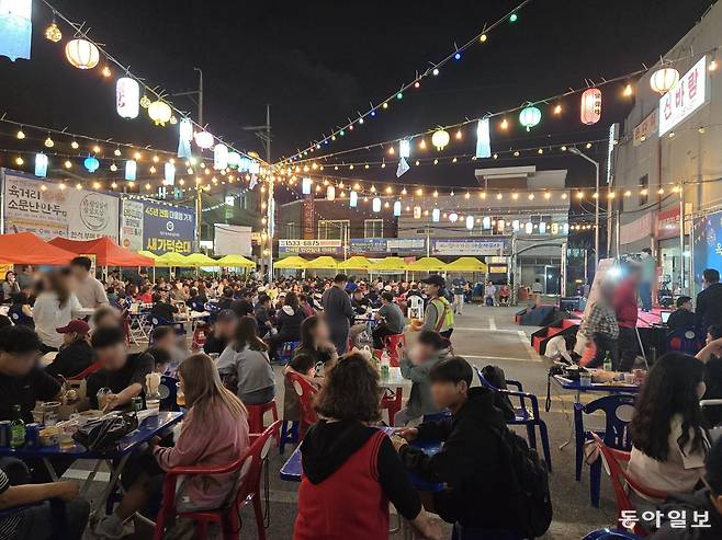 청주시 대표 전통시장인 육거리종합시장이 주말 야시장 개장으로 남녀노소 누구나 즐길 수 있는 ‘꿀잼 핫플레이스’로 주목받고 있다. 청주시 제공