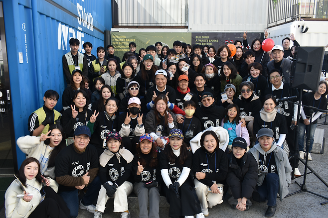 지난 11월 15일, 굿네이버스 경기2사업본부 지역후원운영이사회 주도로 성수동 언더스탠드 에비뉴 중앙광장에서 개최된 ‘잇:플리마켓’에서 손현민 대표와 참가자들과 기념촬영. 굿네이버스 제공