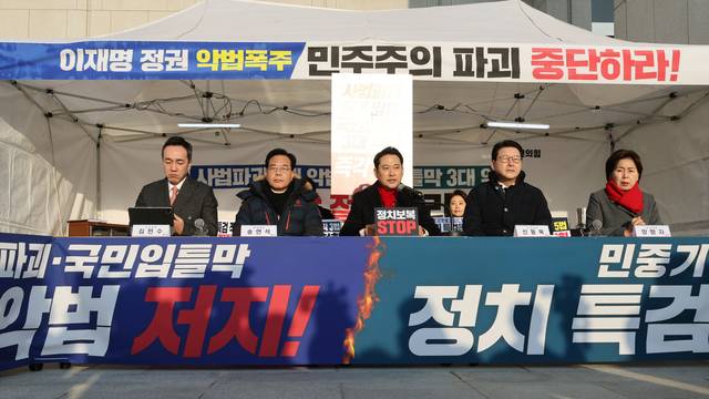 국민의힘 장동혁(가운데) 당대표가 15일 서울 여의도 국회 본청 2층 입구 앞 더불어민주당의 쟁점 법안 추진을 ‘8대 악법’으로 규정해 저지하기 위한 천막 농성장에서 최고위원회의를 열어 발언하고 있다.<연합뉴스 사진>