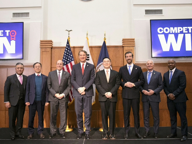 폴 대버(왼쪽 세번째부터) 미국 상무부 차관, 글렌 영킨 버지니아 주지사, 구본규 LS전선 대표 등 참석자들이 지난 12일(현지시각) 미 버지니아주 체사피크시 희토류 자석 공장 투자 발표에서 기념촬영을 하고 있다. LS전선 제공